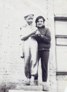 16 Мальчик с фотоаппаратом и Зинаида Амерьянова (скульптура на ступенях шк. здания)