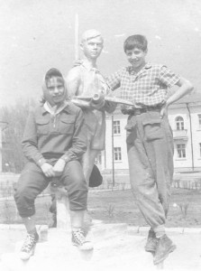 28 Мальчик с самолетом и Кузнецова Валя и Ставропольцев Толя 1964 г