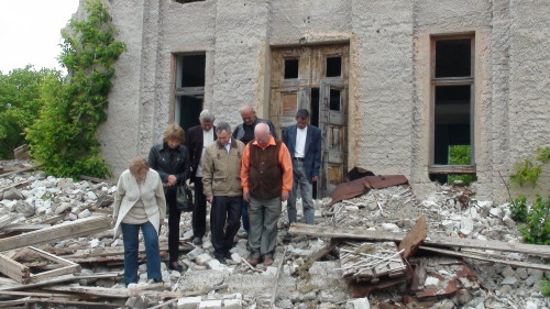 Воспитанники склонили головы перед руинами родной школы